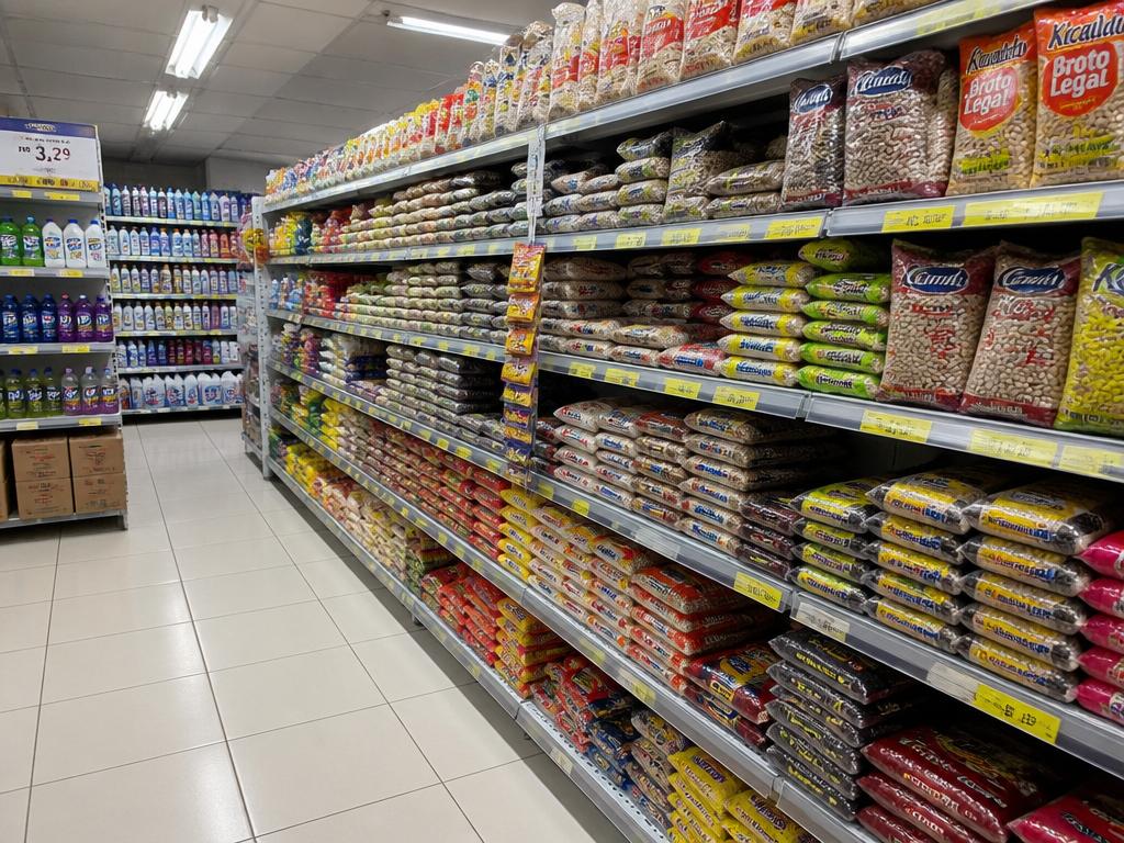 Corredor de gôndolas em supermercado